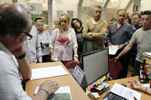 Una delegación de los comerciantes, entregando firmas con sus reivindicaciones en las oficinas de Covibar, hace un año (Foto: Enrique Ayala)