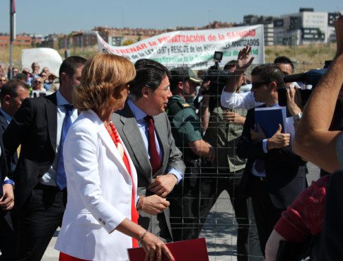 Ignacio González (en el centro con traje gris) hace su entrada al centro ante las protestas de un grupo de personas concentradas (Foto: Rivas Actual)