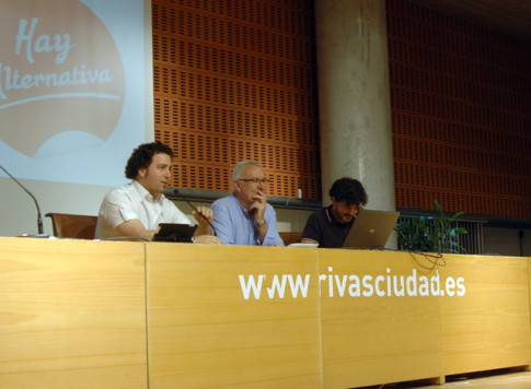 De izquiwrda a derecha, Pedro del Cura, Cayo lLara y Eddu Sánchez, durante una de las sesiones de la Escuela (Foto cortesía de IU Rivas)