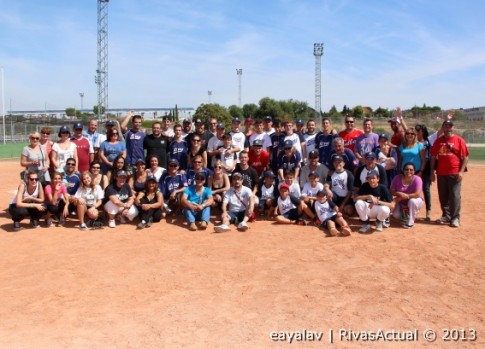 Un grupo de jugadores del CBS Rivas, junto a familiares y amigos (Fotos: Enrique Ayala)