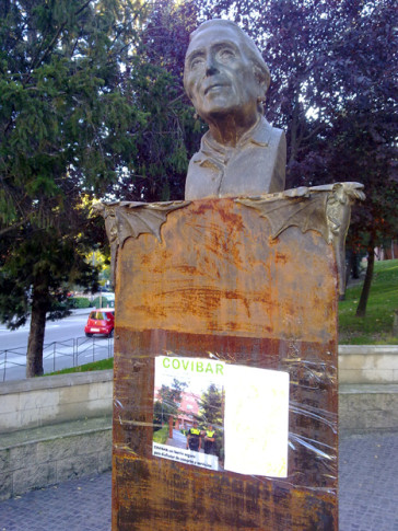 El busto de Dolores Ibarruri, con el espacio vacío en el que se hallaba la placa, tras el robo. Alguien desconocido ha pegado una portada de la revista Covibar en la que se hace alusión a las medidas policiales de seguridad en el barrio (Foto cortesía de la Mancomunidad de Covibar)