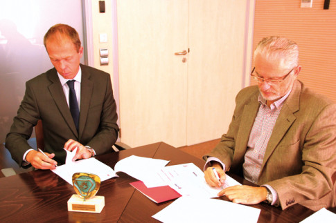 Fausto Fernández (derecha), durante la firma del convenio con Scania, esta mañana en el Ayuntamiento de Rivas (Foto Rivas Actual)