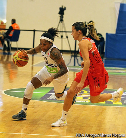 Casas intenta cerrar una entrada de Pondexter (Foto FIBA Europe/Ahmet Hopyar)