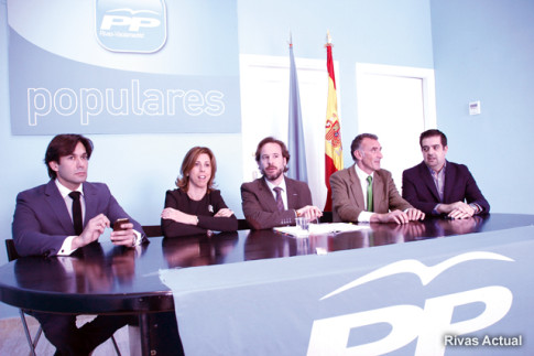 Miembros de la direcci´pon del Partido Popular durante la rueda de prensa. en el centro, Jesús González Espartero (Foto: Rivas Actual)