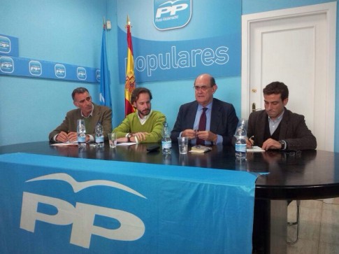 Anonio Ribalta (primero por la izquierda) y Jesús González Espartero (a continuación), en una de las mesas (Foto cortesía del PP Rivas)