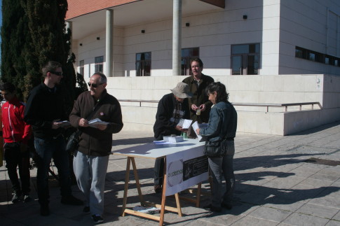 Miembros de Podemos, en la mesa que pudieron en el mercadillo ayer, sábado (Foto cortesía de Podemos Rivas)