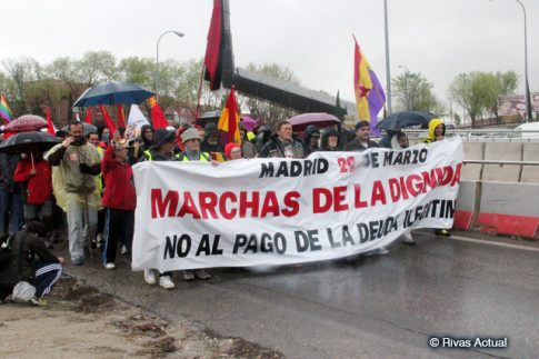 Momento en que la columna abandona Rivas , en la marcha de marzo de 2014 (Foto Rivas Actual)