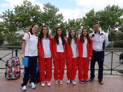 Las jugadoras y entrenadores de la AD Voleibol Rivas que participan en las selecciones madrileñas (Foto cortesía del club)