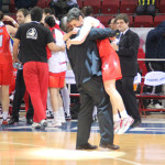 La alegría del equipo tras vencer, en la Final Eight de Euroliga, a Beretta Familla, colándose en la final europea, jugada en Estambul. Era el mes de abril de 2012 (Foto Silvia Domínguez e Inés Diaz)