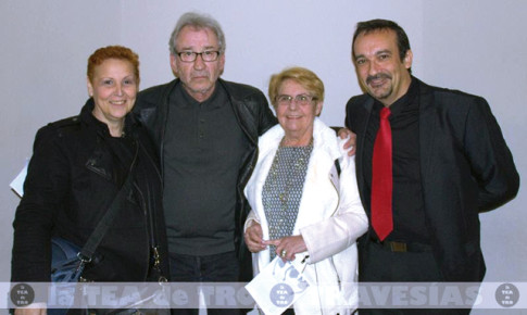 Miembros de la compañía con José Sacristán, tras la entrega de premios (Foto cortesía de LaTEAdeTRO)