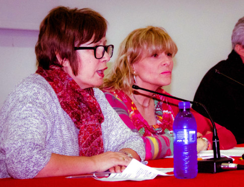 Mari Paz Parrilla (en primer plano) y Charo Picó, durante el acto (Foto cortesía de ALRV)