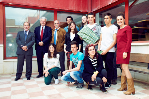 Los premiados, junto al Alcalde de Rivas, la concejala de Desarrollo Económico y Empleo y directivos de 3M (Foto cortesía de Ayto. Rivas)