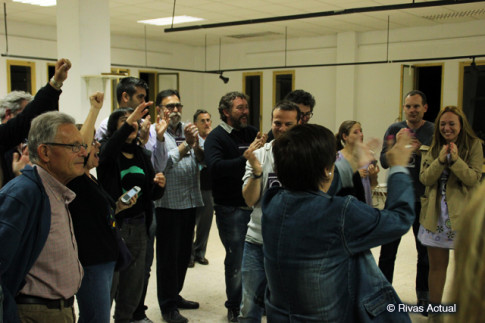 Militantes de Podemos Rivas y Arganda celebran los resultados, en la fiesta celebrada esta misma noche en un local del barrio de Pablo Iglesias (Foto Rivas Actual)