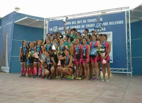 El equipo élite femenino, en lo alto del podium de la Copa del Rey (Foto cortesía del club)