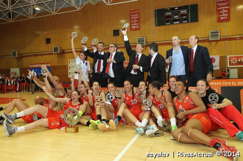 El equipo, tras conseguir el campeonato de Liga Femenina, el pasado mes de abril (Foto: Enrique Ayala)