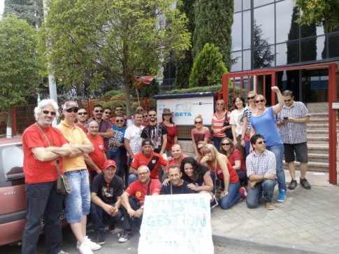 Los trabajadores en huelga, fotografiados a la entrada de la sede de SETA (Foto cortesía de los trabajadores)