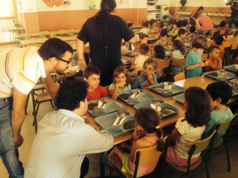 Curro García Corrales y Pedro del Cura se dirigen a niños del campamento de verano en el colegio José Hierro, durante la comida (Foto Rivas Actual)