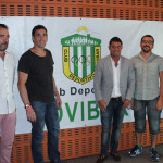 Moraqles, junto con el Segundo Teniente de Alcalde de Rivas, Curro García Corrales (a su izquierda), el presidente del CD Covibar, Fernando Soler ( a su derecha) y otros miembros de la Directiva del club, tras la presentación (Foto Rivas Actual>)