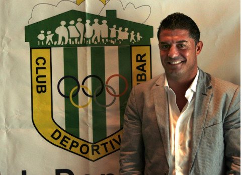 José Luis Morales, tras su presentación oficial como mánager de fútbol del CD Covibar, posa junto al escudo del club (Foto Rivas Actual)