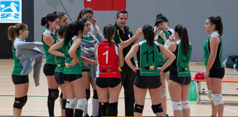 Carlos López, dando instrucciones a las jugadoras del equipo ascendido (Foto cortesía del club)