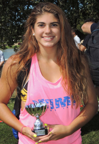 Marta Cano, con su trofeo (Foto: Francisco Javier Cano)