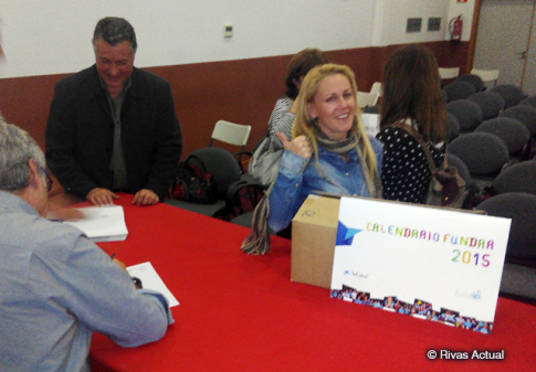 Una de las participantes en el acto, recogiendo sus calendarios (Foto Rivas Actual)