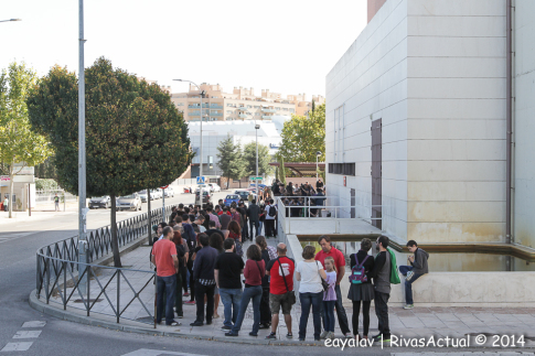 Decenas de personas aguardaban esta mañana a que se abriera las puertas del Pilar Bardem (Foto: Enrique Ayala)