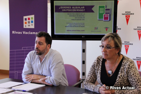 El Alcalde, Pedro del cura, y la concejala de Hacienda, durante la rueda de prensa (Foto Rivas Actual)