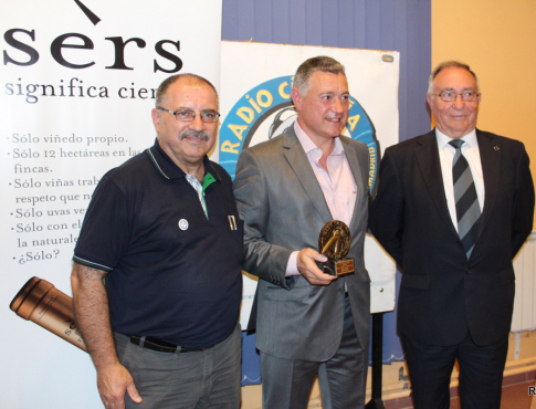 Julian Merino, con su trofeo, acompañado por José María Playán (Radio Cigüeña) y Vicente Temprado, presidente de la Federación de Fútbol Madrileña (Foto cortesía de Radio Cigüeña)