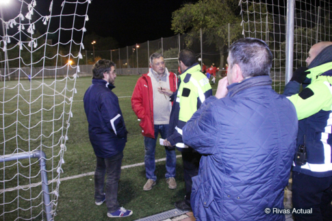 Agentes de la Policía Local de Rivas dialogan con el presidente de La Meca de Rivas, Julián Merino (con chaqueta roja) a la entrada del campo de fútbol (Foto Rivas Actual)