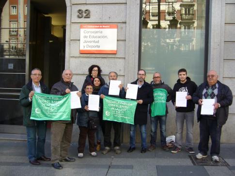 Miembros de la AEPR, ante la sede de la Consejería (Foto cortesía AEPR)