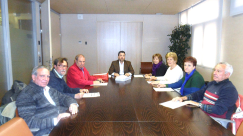 La delegación de Jubiqué Rivas, reunida con el Alcalde (al fondo, en el centro) y la consejala de Mayores (a la izquierda de éste) (Foto cortesía de Jubiqué Rivas)