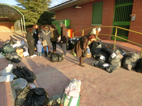 Miembros del AMPA Jarama ordenando las bolsas con los abrigos (Foto cortesía AMPA Jarama)