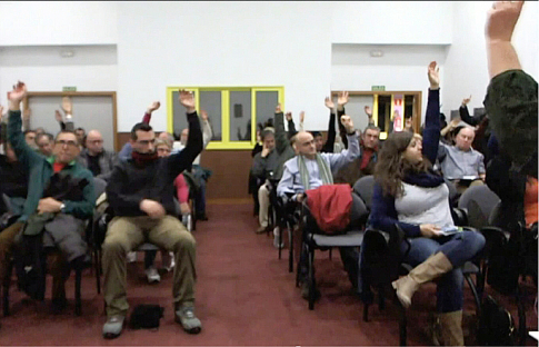 Una imagen de la votación, tomada de la retransmisión por streaming ofrecida en directo de la asamblea realizada ayer.