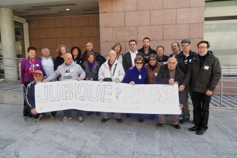 El grupo de representantes de Jubiqué Rivas, ante la puerta de la Asamblea de Madrid, el pasado 23 de marzo (Foto cortesía Jubiqué Rivas)