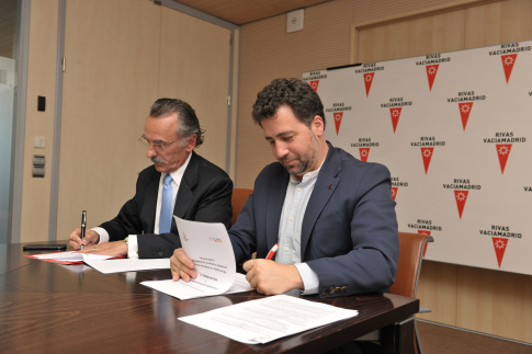 El alcalde de Rivas, Pedro del Cura y el presidente de Oesía, Luis Furnells, durante la firma del convenio de colaboración.