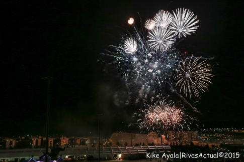 A las doce de la noche tuvo lugar la tradicional traca de fuegos artificiales. (Foto: Kike Ayala). 