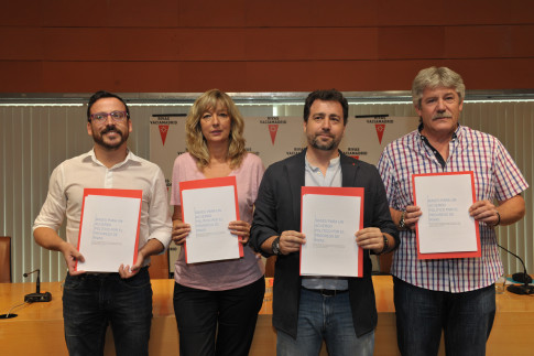 Los portavoces de los grupos municipales y el alcalde de Rivas en la firma del Acuerdo de Gobernabilidad. 