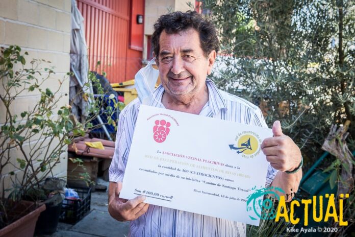 En la imagen, Jorge López, presidente de la RRAR, recogiendo el cheque de 400€ donado por la Placirivas.