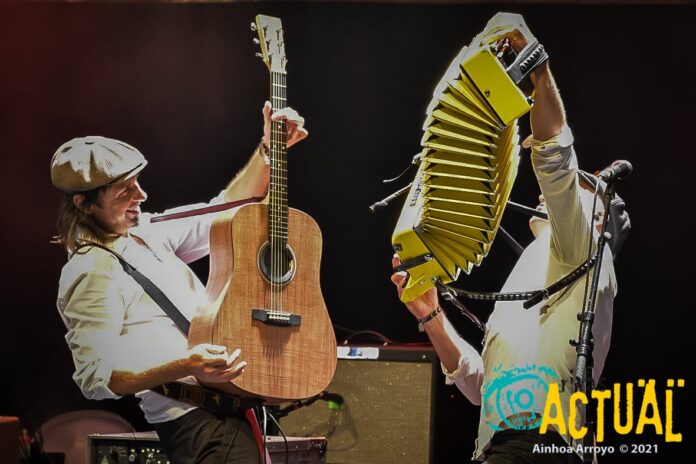 En la imagen, Alberto Pla con la guiatarra acústica, y Xabi Arakama a la Trikitixa. Foto: Ainhoa Arroyo.