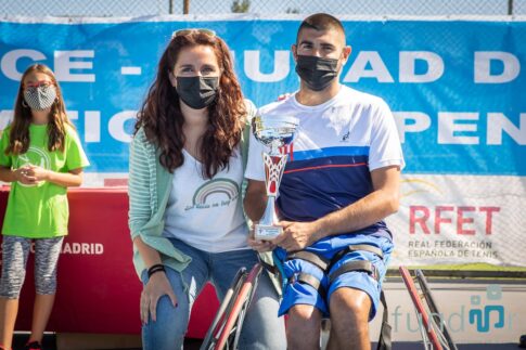 En la imagen, el italiano Luca Arca ganador del cuadro masculino, recibiendo el trofeo de mamos de la concejala de deportes, Mónica Carazo. Foto: Kike Ayala (FUNDAR).