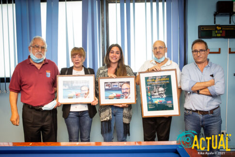 En la imagen, de izquierda a derecha, Luis Villar (socio fundador), Mari Paz Vazquez (mujer de Kiko), María Barba (hija de Kiko), Florencio gallego (socio fundador) y Juan José Expósito (socio fundador), posan con los recuerdos de Kiko entregados por el Club. Foto: Kike Ayala (Rivas Actual).