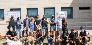 En la imagen, el grupo del proyecto de terapia asistida por animales ‘Perrutis Bro’, organizado por la Unidad de Agentes Tutores y premiado en los Galardones, en la entrega los diplomas de su primera edición. Foto: Kike Ayala (Rivas Actual).