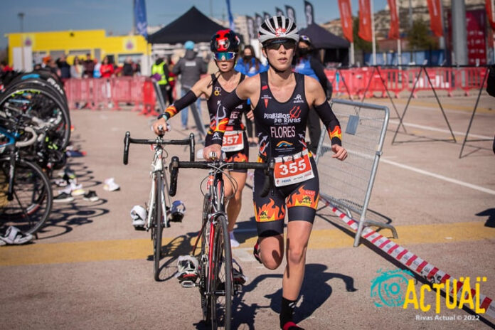 En la imagen, las corredoras Paula Flóres y Aures Sánchez, de Diablillos de Rivas, realizado la transición a bicicleta. Foto: Kike Ayala.