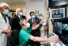 Un técnico explica al consejero de Sanidad, Enrique Ruiz Escudero, el funcionamiento del robot (Foto Comunidad de Madrid)