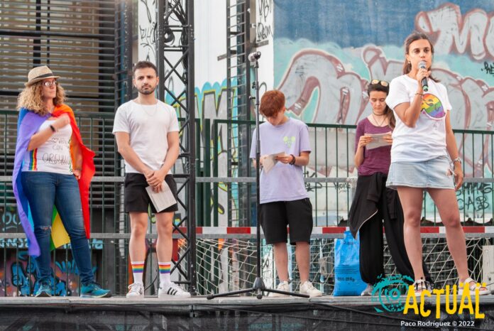 En la imagen, la concejala Delegada de Feminismos y Diversidad, Yasmin Manji, presentando el acto, junto a Inés Díaz Seri, Mohammed Bakir Khawam, Adrián Núñez y Carol, encargadas y encargados de dar lectura al manifiesto. Foto: Paco Rodríguez (Rivas Actual).