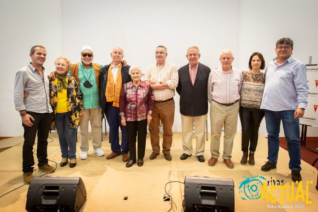 En la imagen, de izquierda a derecha, José Manuel Chamero (guitarrista), Toñi Montesinos, Yeyé de Cádiz, Paco Rabadán, Paquita, Paco Torres, Santiago Navarro, Juan de Dios Garcia, Lola y Luismi (guitarrista). Foto: Kike Ayala (Rivas Actual).