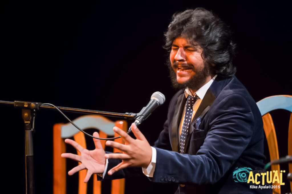 En la imagen, un momento de la actuación del cantaor de Chiclana de la Frontera, Rancapino Chico, en el García Lorca, durante la celebración del festival “Rivas con Duende” en octubre de 2015. Foto: Kike Ayala (Rivas Actual).