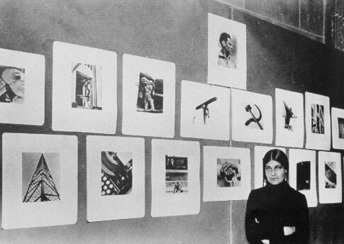 Tina Modotti en su exhibición de fotografías.