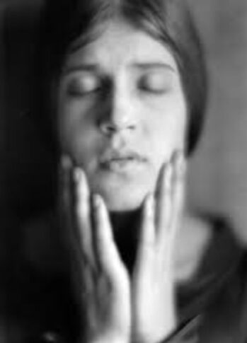 Retrato de Tina Modotti, por Edward Weston en 1924.